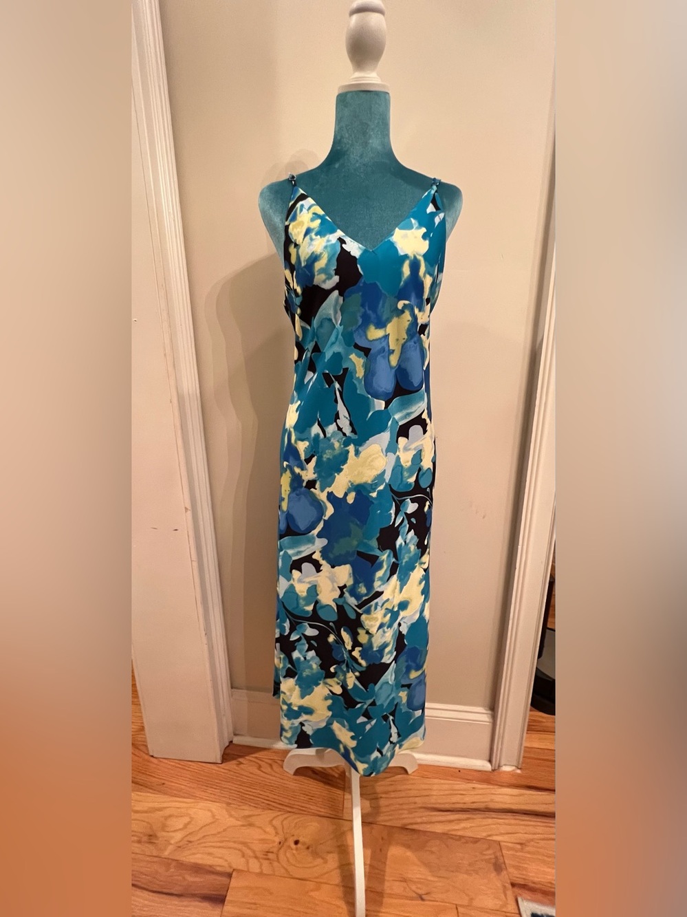 Natori Bright Floral Slip Dress. NWT. Size: large. Retail:$160. Asking:$110.